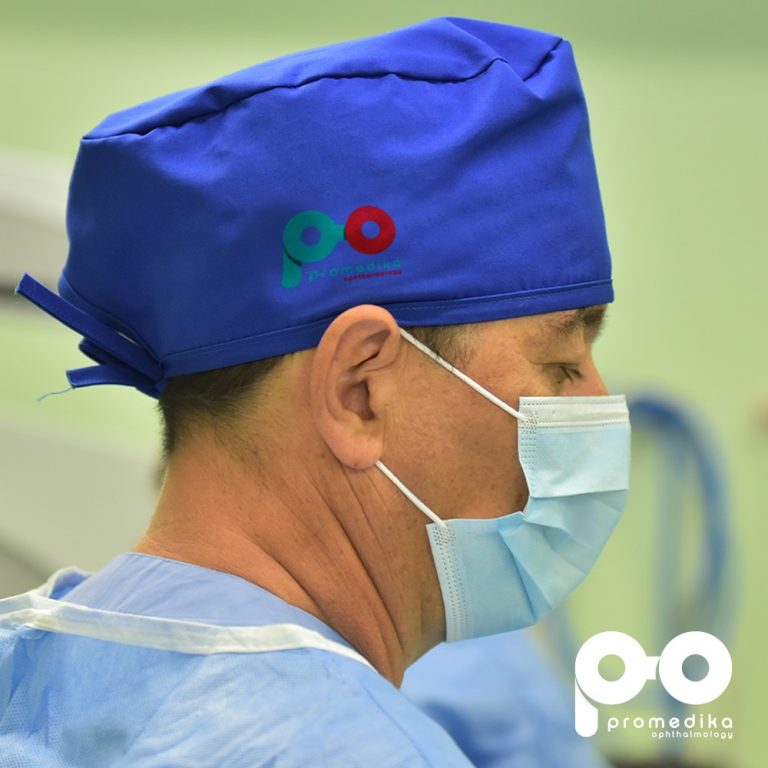 doctor Naum wearing a surgical mas